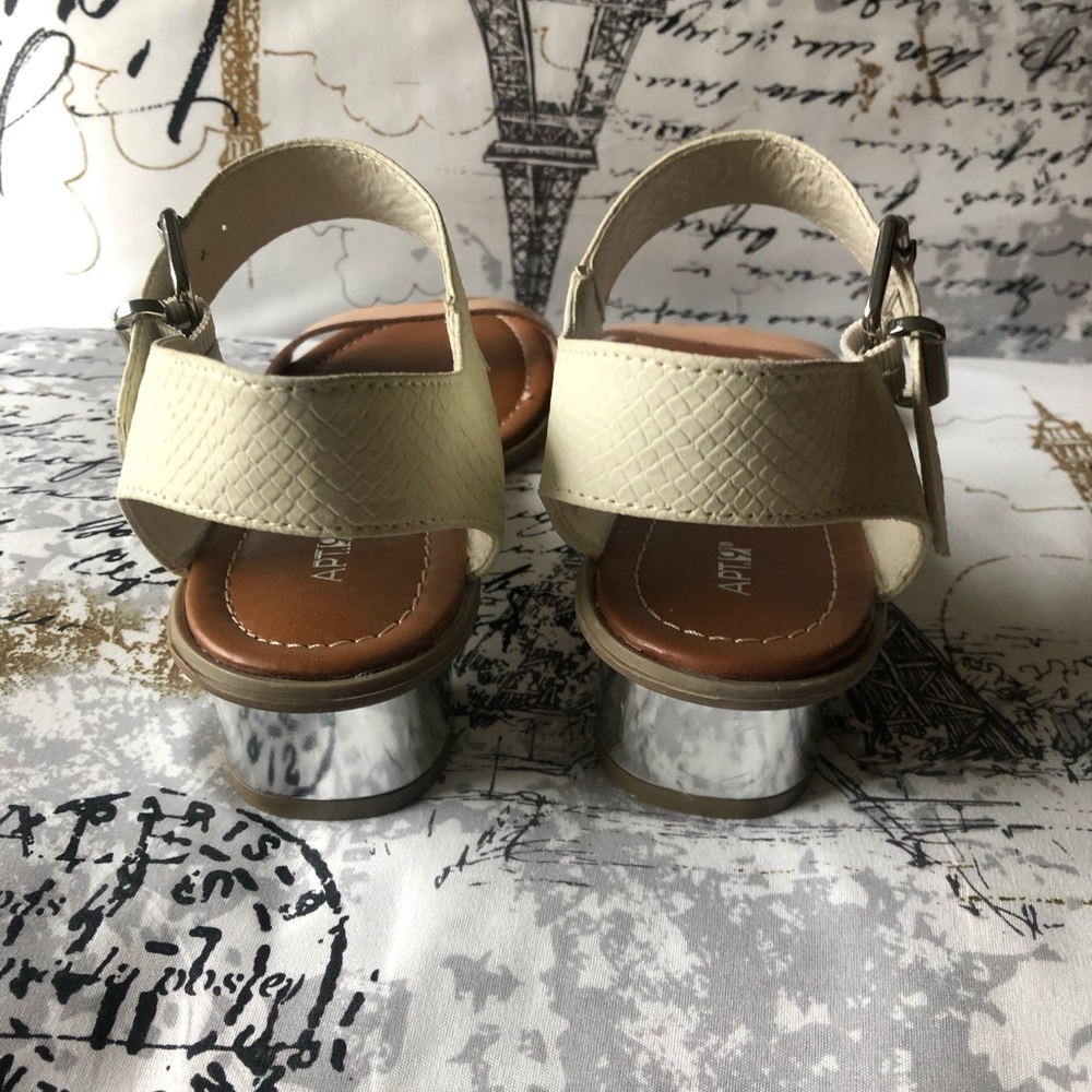🆕✨CUTE SANDALS✨🆕 - Picture 3 of 4
